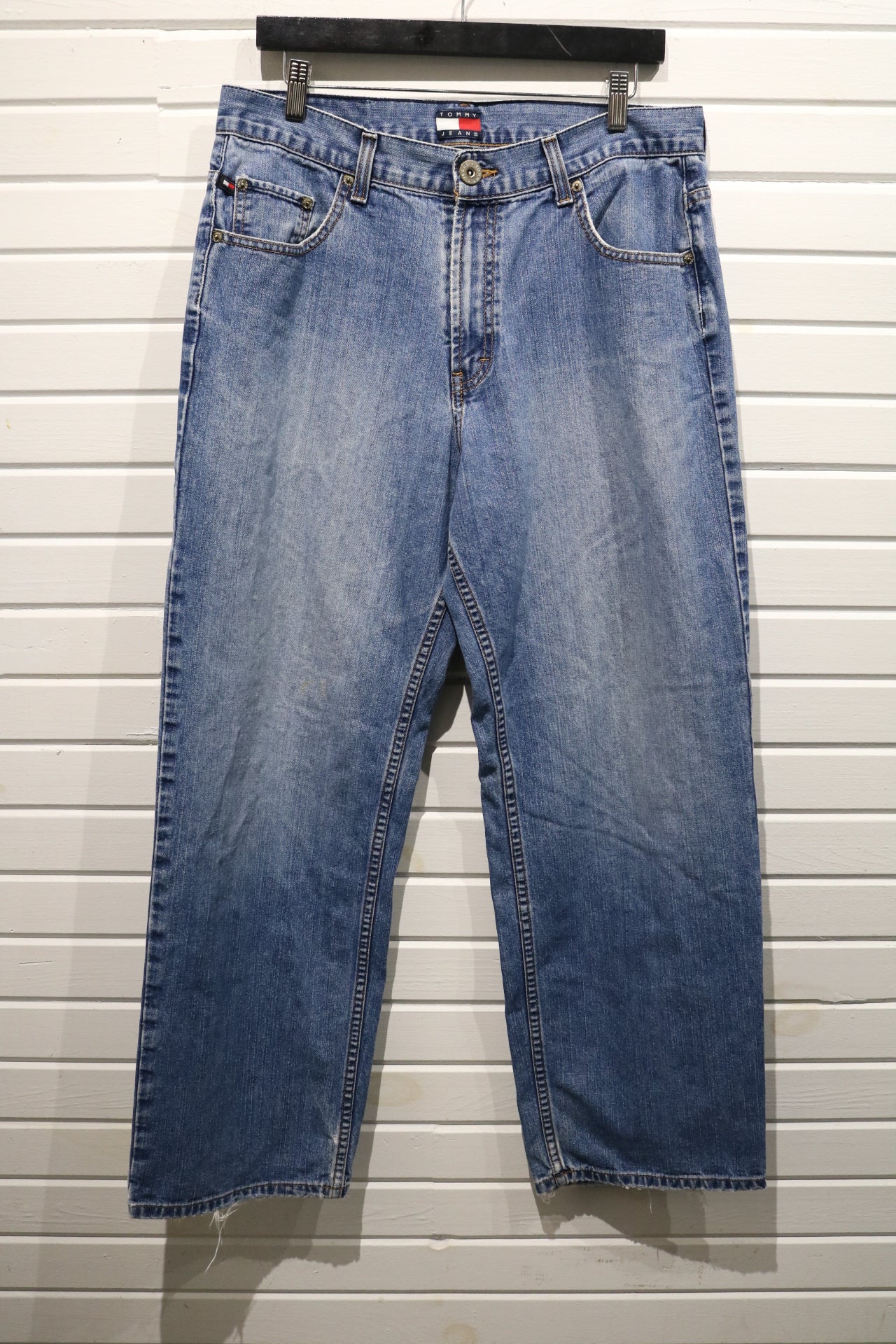 Tommy-Hilfiger Relaxed-Fit Blue Jeans | Vintage 90s Straight-Leg Denim Pants | Classic Flag Patch Style