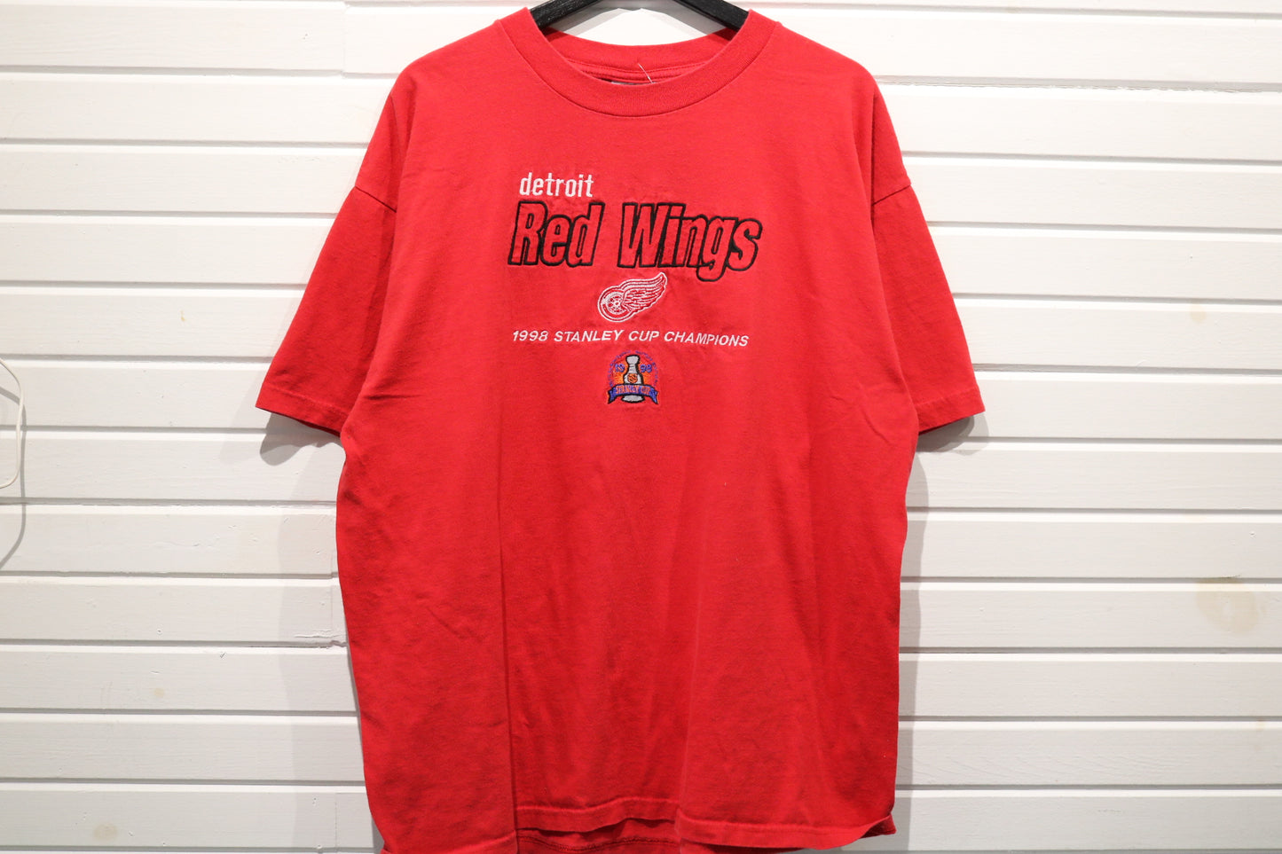 Detroit-Red-Wings T-Shirt | Vintage 1998 Stanley Cup Champions Graphic Tee | NHL Hockey Fan Apparel