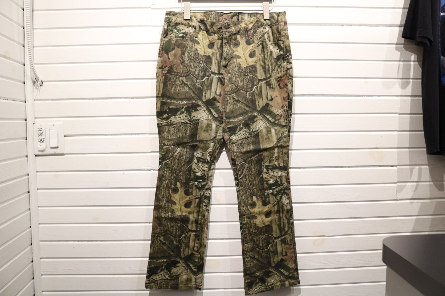 Mossy-Oak Camouflage Pants | Vintage Outdoor Hunting Woodland Print Trousers | Rugged Field Gear