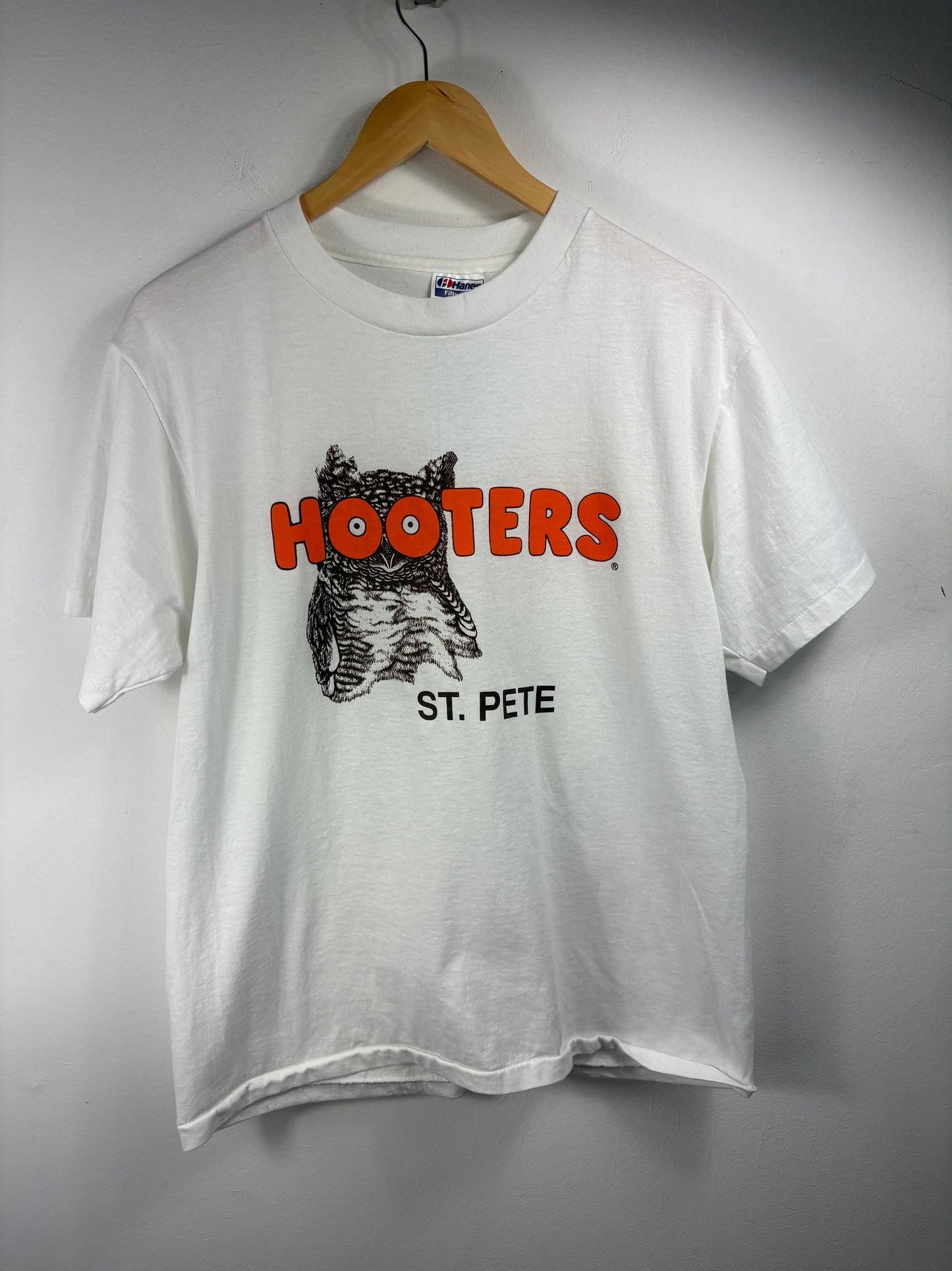 Hooters St.-Pete Owl T-Shirt | Vintage '90s Graphic Restaurant Tee | White Short Sleeve Top