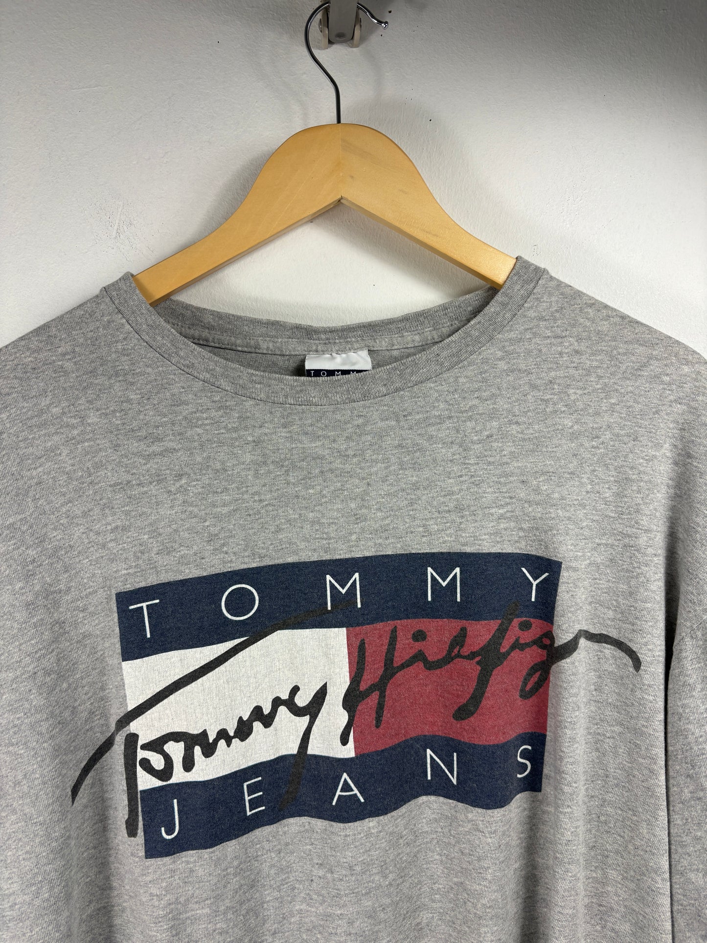 Tommy-Jeans Long Sleeve Shirt | Vintage 90s Logo Graphic Tee | Classic Grey Streetwear