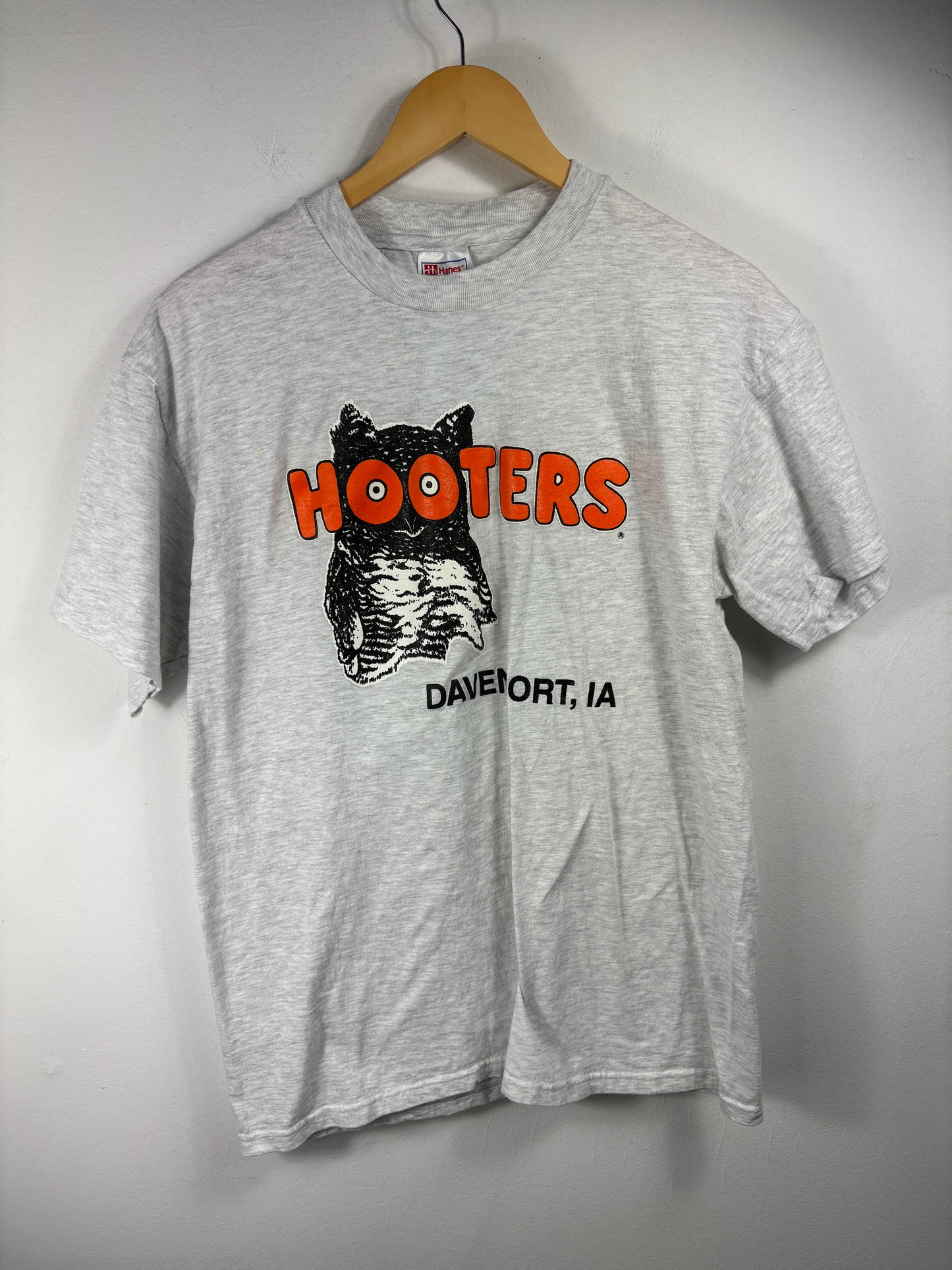Hooters Davenport-IA T-Shirt | Vintage 90s Owl Graphic Tee Shirt | Classic Restaurant Souvenir Top
