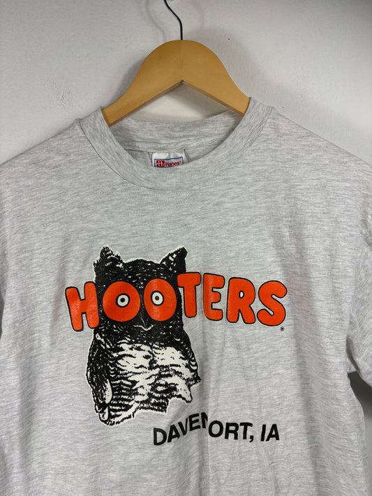Hooters Davenport-IA T-Shirt | Vintage 90s Owl Graphic Tee Shirt | Classic Restaurant Souvenir Top