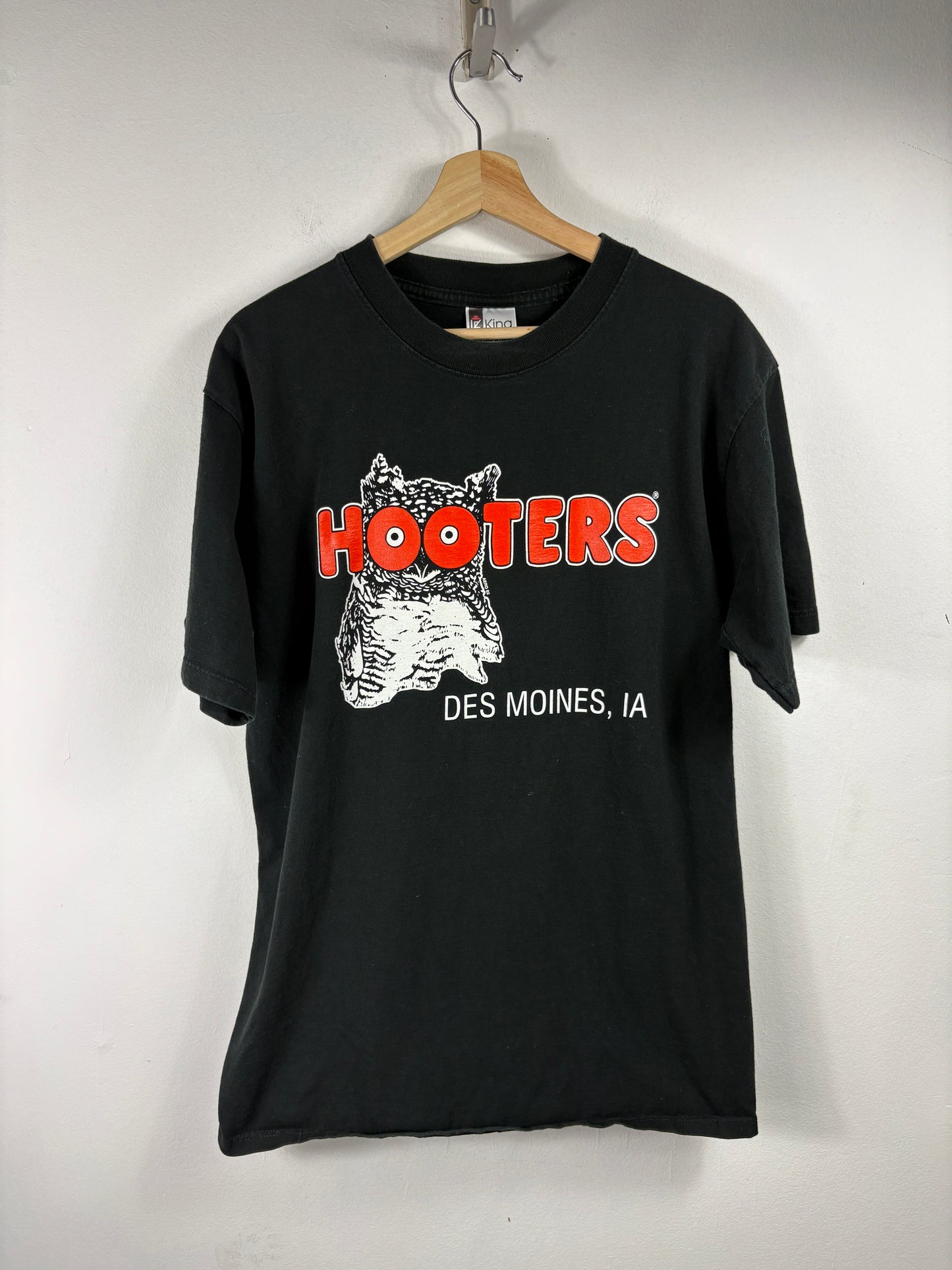 Hooters Des-Moines-Iowa T-Shirt | Vintage 90s Graphic Owl Logo Restaurant Tee | Classic Black Short Sleeve Top