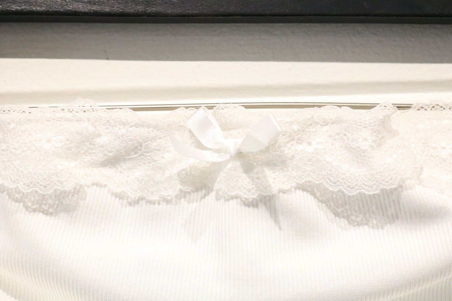 [Lace-Trim Tube Top] | Vintage [2000s] [Ruched Ribbed] [Tube Top] | [White Strapless Top]