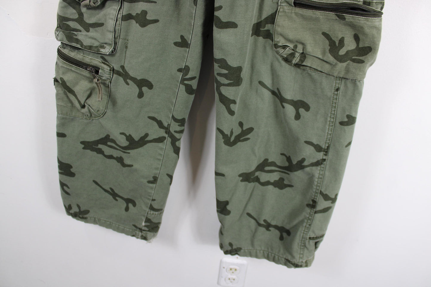 Army Camo Cargo Pants | Vintage Fleece-Lined Military Surplus Camouflage Trousers | Men's Size 28